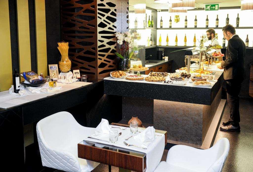 มิโอ โฮเต็ล มิสทีเรียส Hotel ปราก ร้านอาหาร รูปภาพ